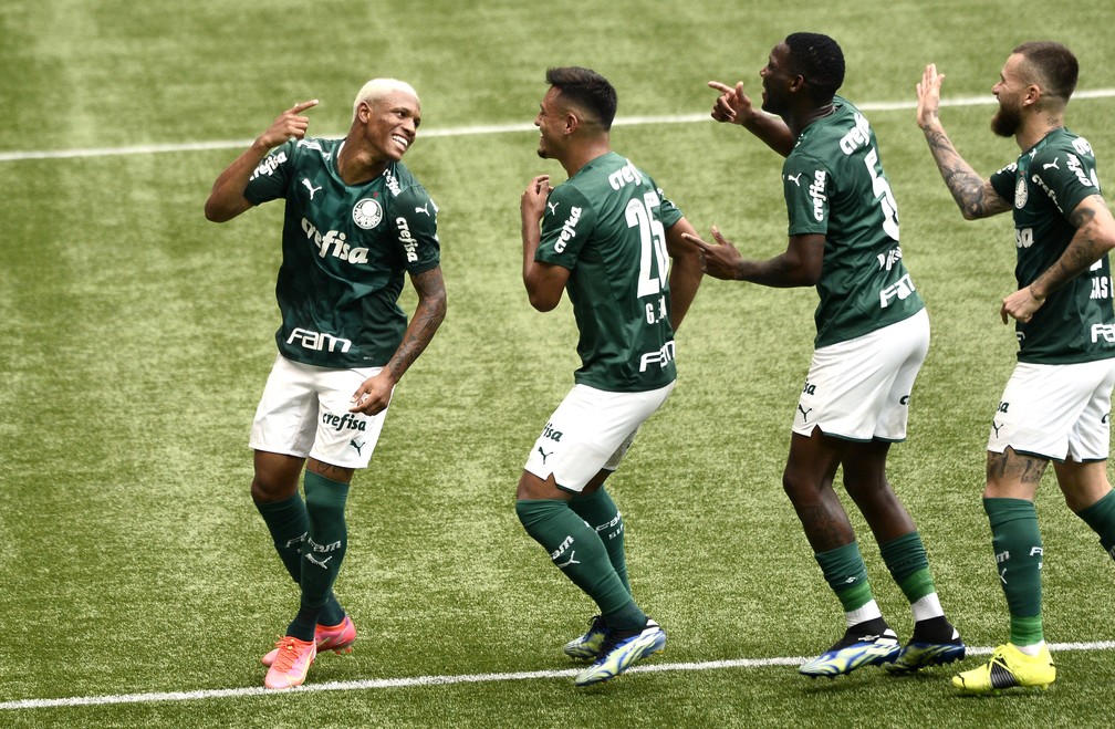 Festa dos jogadores do Palmeiras após o gol de Danilo — Foto: Marcos Ribolli