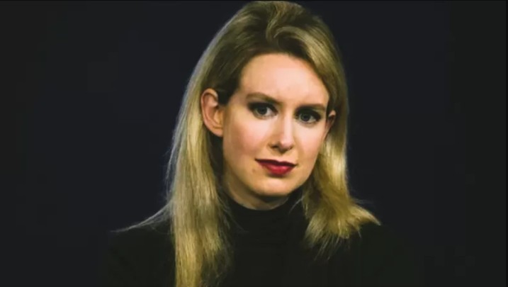 Elizabeth Holmes, que chegou a ser comparada com Steve Jobs e ter sua empresa avaliada em US$ 9 bilhões, foi condenada por fraude (Foto: Reuters via BBC)