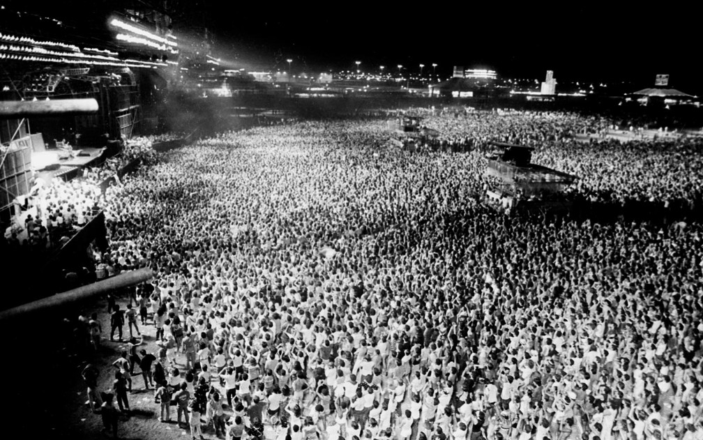 Multidão acompanha show do Rock in Rio em 1985, na primeira edição do festival em Jacarepaguá, no Rio de Janeiro. O evento contava com o maior palco do mundo já construído até então, com 5 mil metros quadrados de área — Foto: Rock in Rio/Divulgação