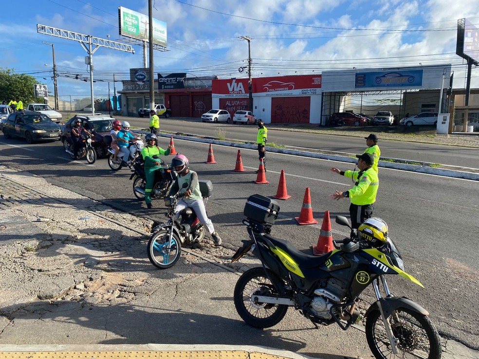 Agentes da STTU fiscalizam passagem de veículos pela Ponte de Igapó, em Natal — Foto: Pedro Trindade/Inter TV Cabugi