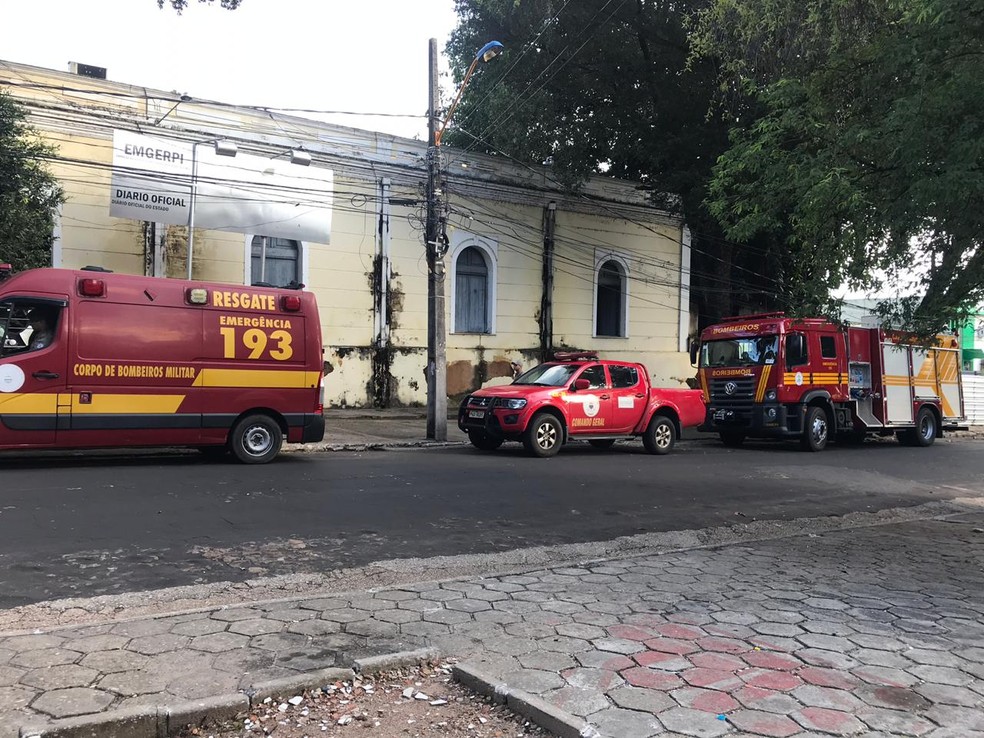Bombeiros estão no local avaliando a situação do prédio — Foto: Aniele Brandão/TV Clube