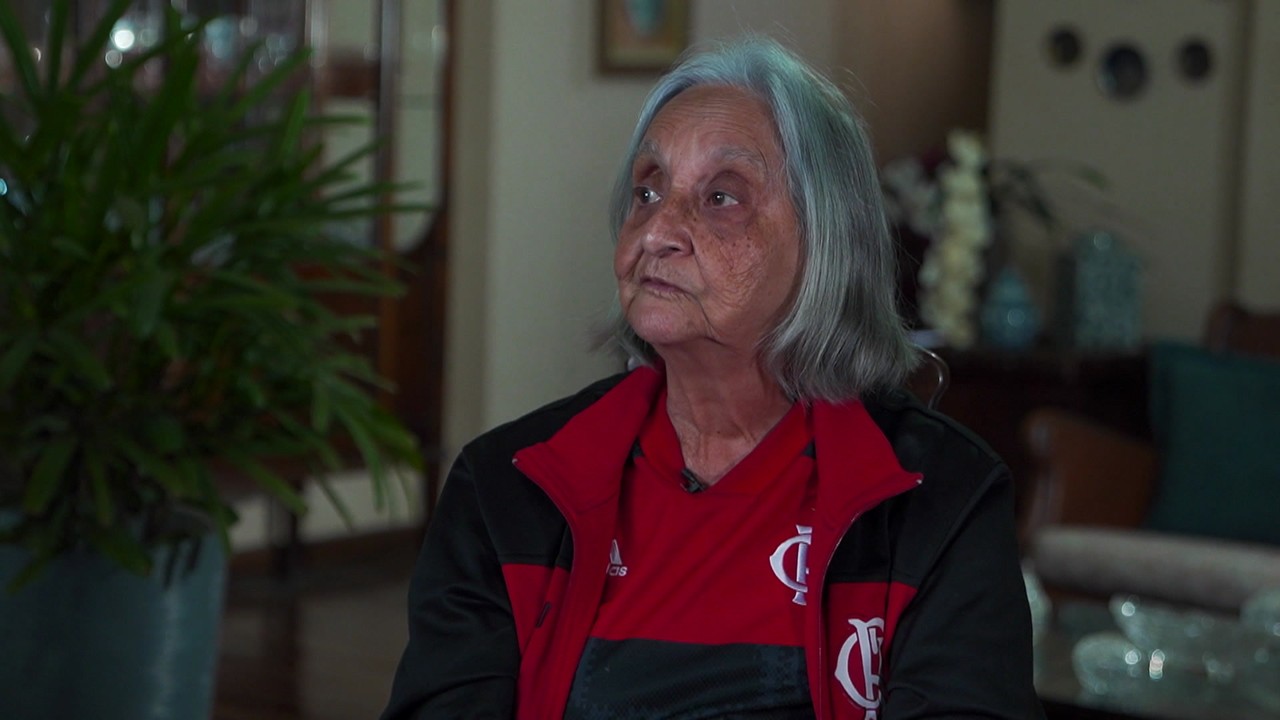 Conheça Dona Cleusa, torcedora de 81 anos apaixonada pelo Flamengo