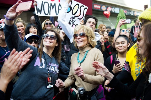 Jane Fonda faz foto com manifestantes (Foto: Getty Images)