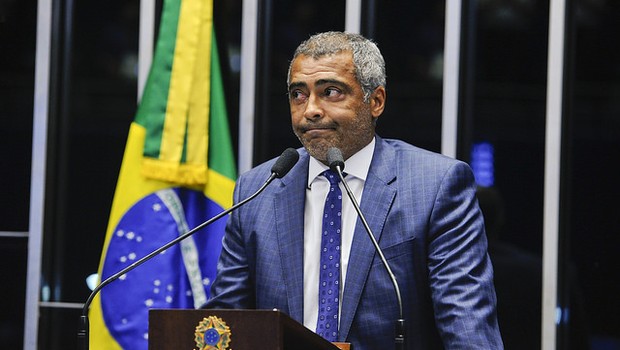 O senador Romário (PSB-RJ) durante discurso na sessão de julgamento do impeachment no Senado (Foto: Marcos Oliveira/Agência Senado)