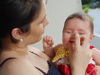 Julia tem que tomar cuidado com a exposição solar da filha Lia. (Foto: Priscila Miranda / G1)