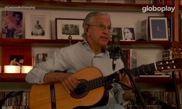 Caetano Veloso completa 78 anos e celebra com aguardada live durante a quarentena