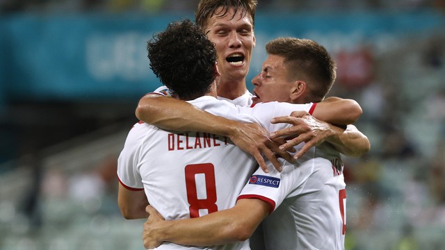 Jogadores da Dinamarca comemoram um dos gols sobre a República Tcheca