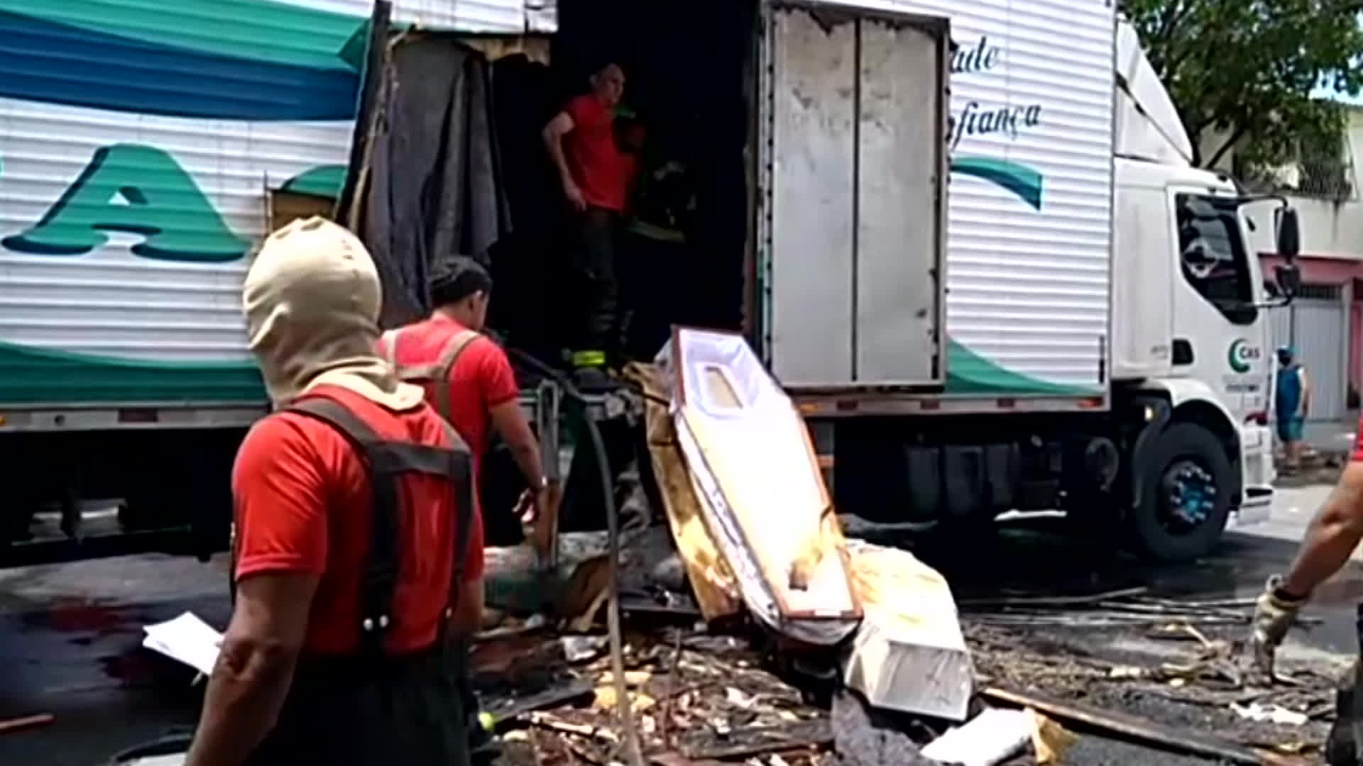 Caminhão que transportava caixões pega fogo em Santo Amaro, no Centro do Recife