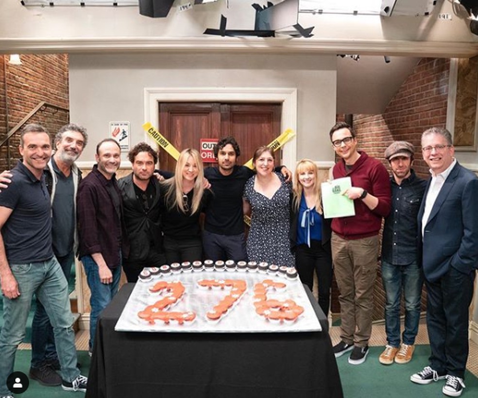 Equipe de 'The Big Bang Theory' comemora 276º episódio — Foto: Reprodução/CBS