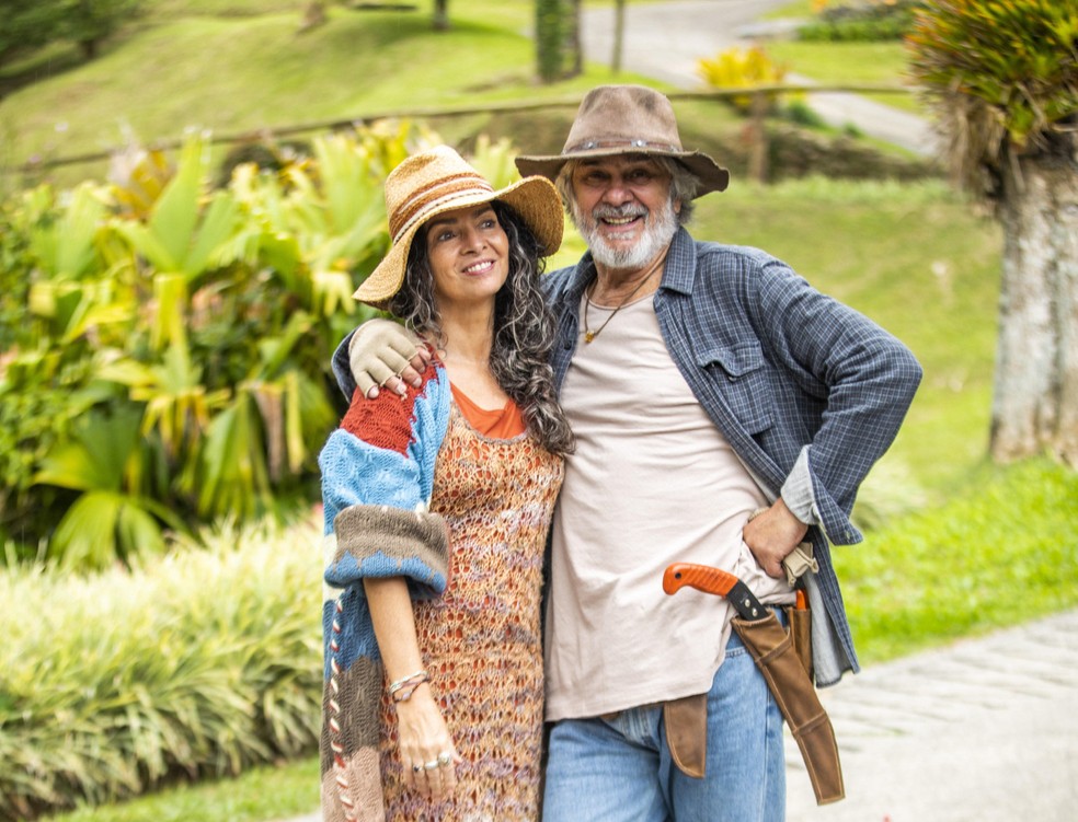 Zé Carlos Machado e Claudia Ohana são Fábio e Dora em Vai na Fé — Foto: Globo/João Miguel Júnior