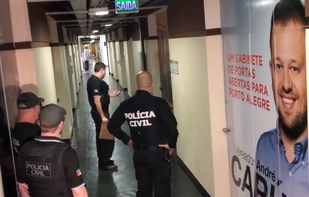 Polícia faz buscas no gabinete do vereador André Carús (MDB). — Foto: Reprodução/RBS TV
