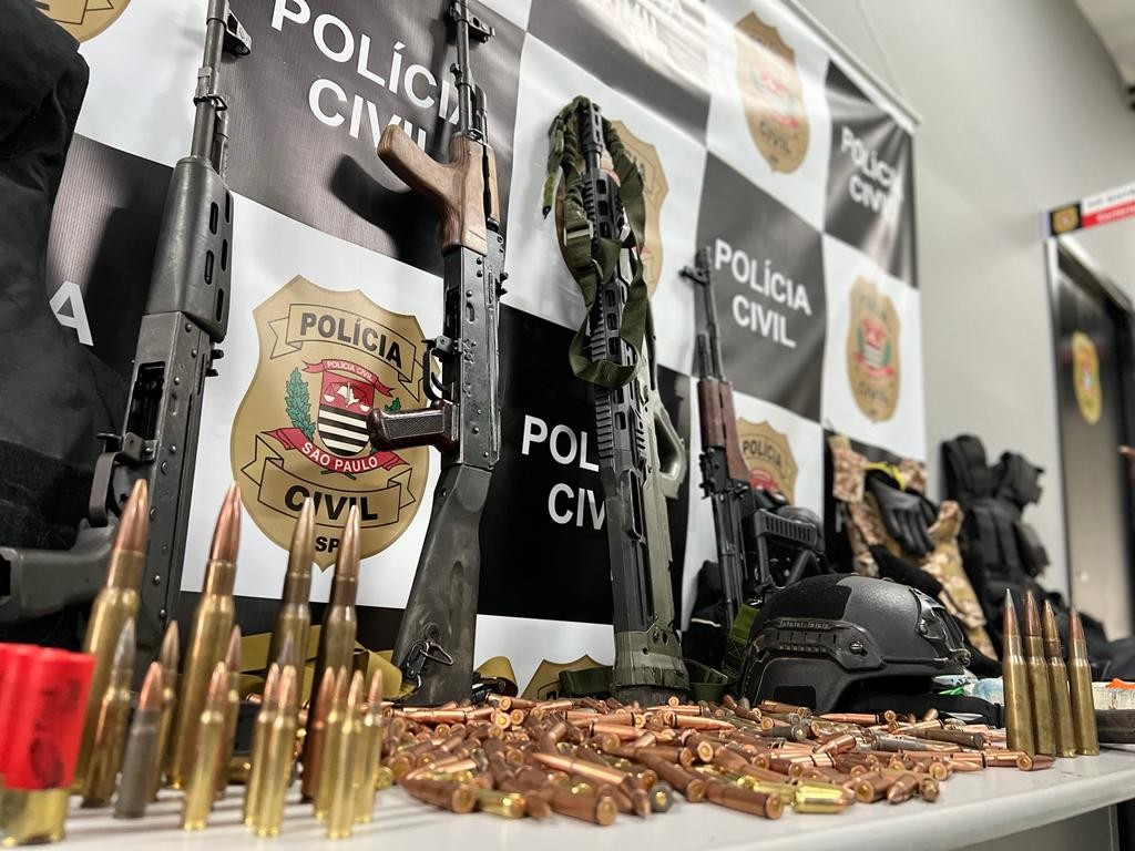 Polícia Civil de SP apreende fuzis, pistolas e munições que seriam de bando que atacou agência em Itajubá, MG; uma pessoa foi detida