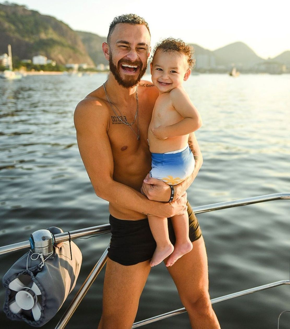 Fred Bruno, do "BBB 23", com o filho Cris — Foto: Instagram