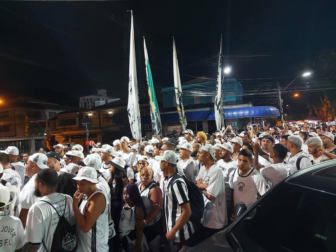 Torcida Jovem do lado de fora da Vila
