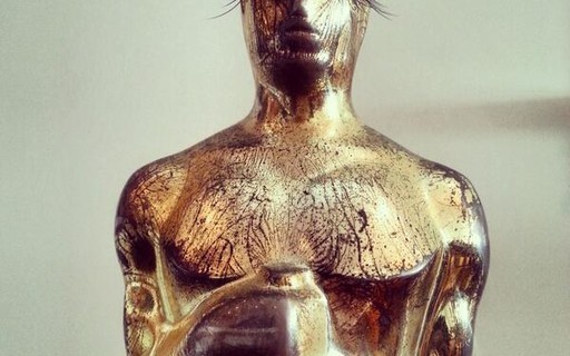Anna Paquin coloca cílios postiços na estatueta do Oscar