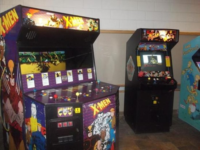 Máquina arcade original dos X-men (à esquerda), também havia máquinas para apenas dois jogadores (Foto: Reprodução / squarespace.com)