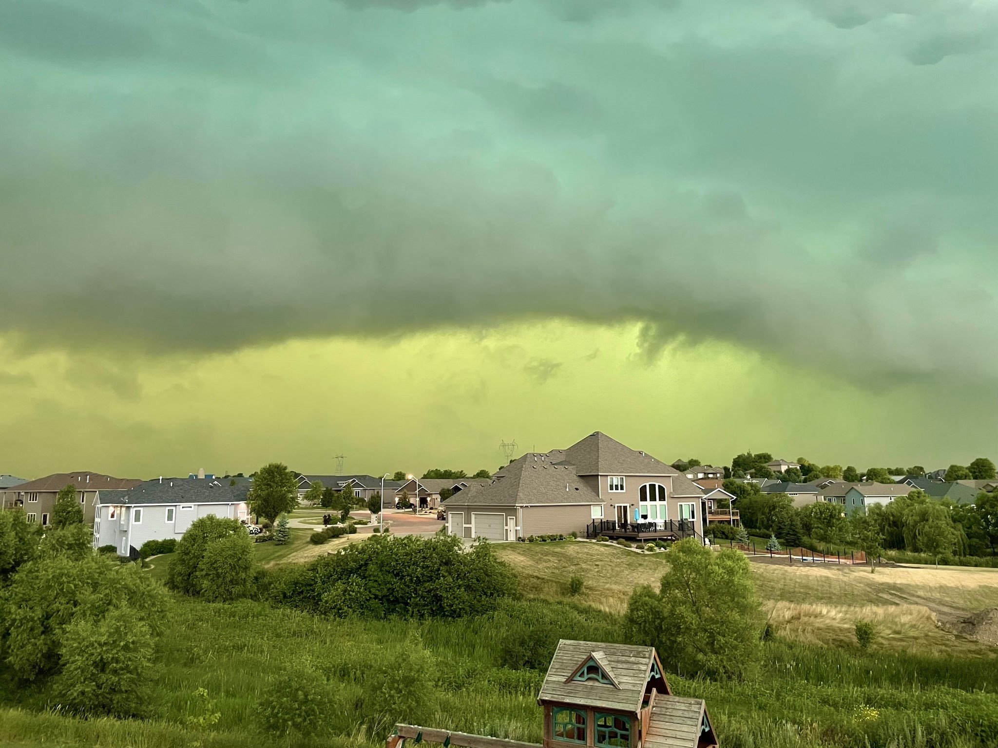 Fotos do céu verde em em Sioux Falls, na Dakota do Sul (EUA) (Foto: Reprodução/@cory_martin/Twitter)