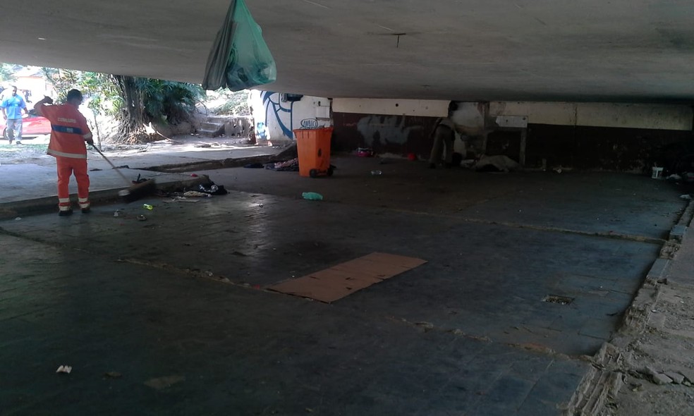 Agentes da Guarda Municipal e da Comlurb fazem limpeza debaixo do viaduto Saint Hilaire, na Lagoa — Foto: Divulgação/ Guarda Municipal