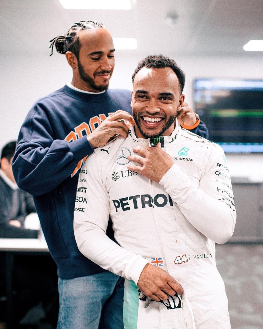 Lewis Hamilton realiza sonho do irmão com paralisia cerebral de dirigir um simulador