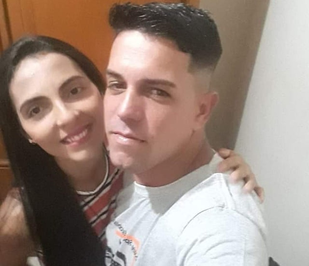 Casal Leticia Gabrielle Fernandes de Lima, 32 anos, e Jhonatan Guimarães Corrêa, 35 anos, morreu em acidente com os filhos em Magé — Foto: Reprodução
