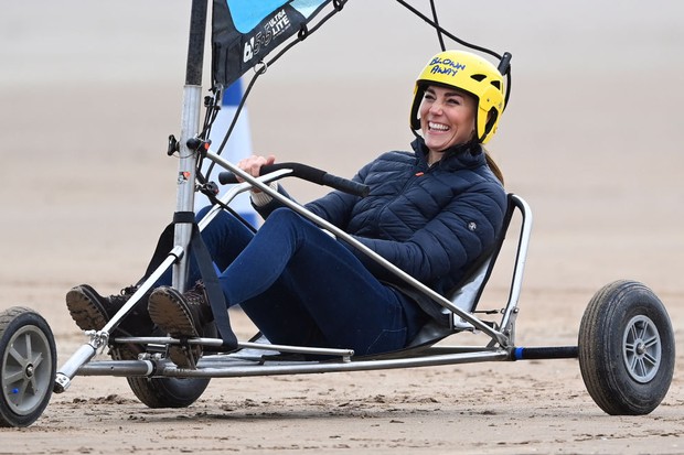 ST ANDREWS, UNITED KINGDOM - MAY 26: (EMBARGOED FOR PUBLICATION IN UK NEWSPAPERS UNTIL 24 HOURS AFTER CREATE DATE AND TIME) Catherine, Duchess of Cambridge takes part in a land yachting session on West Sands beach on May 26, 2021 in St Andrews, Scotland.  (Foto: Getty Images)