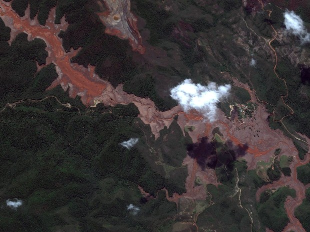Área atingida por lama despejada de barragens em Mariana (Foto: DigitalGlobe e Globalgeo Geotecnologias)