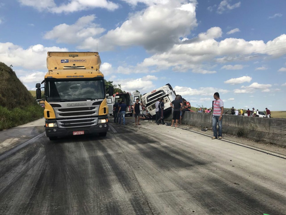 Carreta parou em cima da mureta de prote&ccedil;&atilde;o que separa as duas pistas (Foto: Divulga&ccedil;&atilde;o/Grupamento A&eacute;reo)
