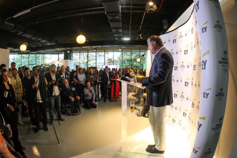 O CEO Global da EY, Mark Weinberger, dá as boas-vindas aos convidados do Olympians Reunion Centre 
