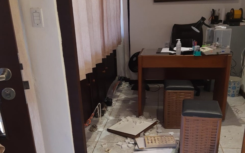 Interior da loja ficou danificado após ação criminosa — Foto: Reprodução/TV Bahia