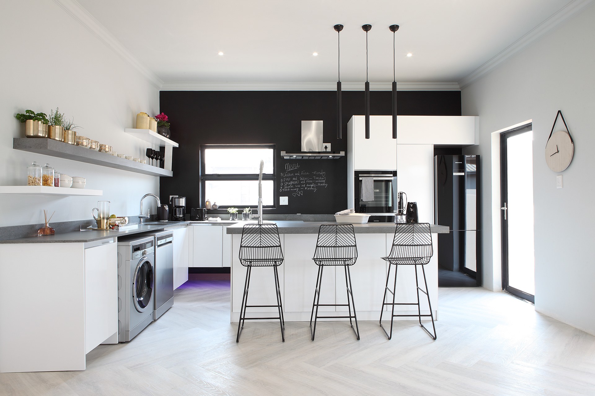 Décor do dia: cozinha com parede lousa e decoração em preto e branco (Foto: Divulgação)