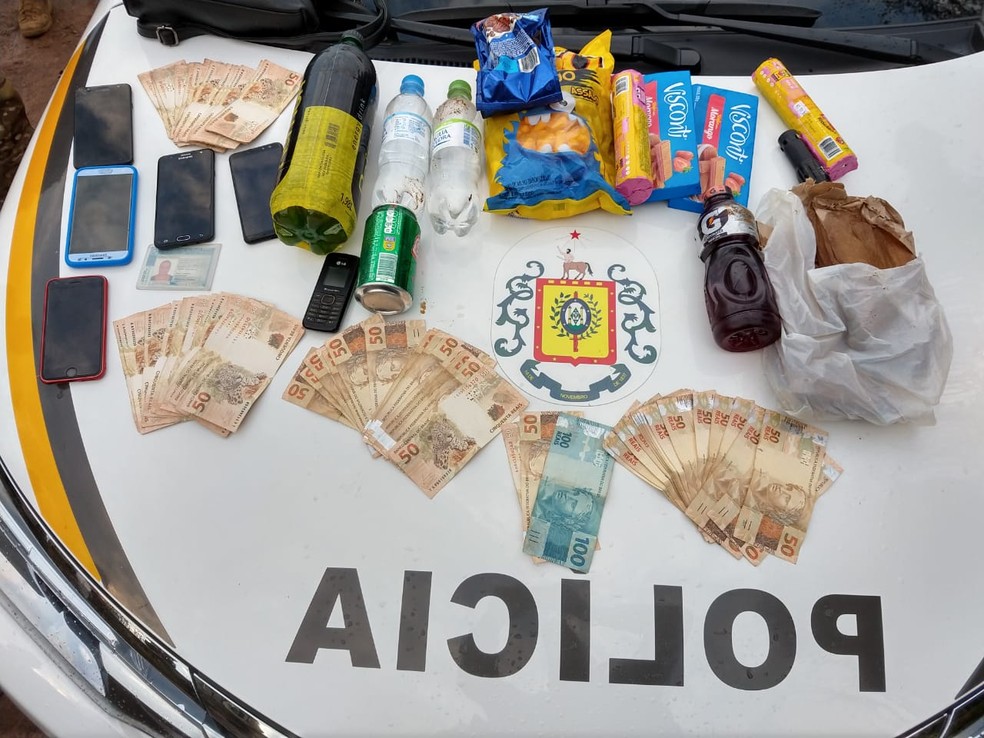 BM apreendeu dinheiro e celulares com os suspeitos presos. — Foto: Brigada Militar/Divulgação