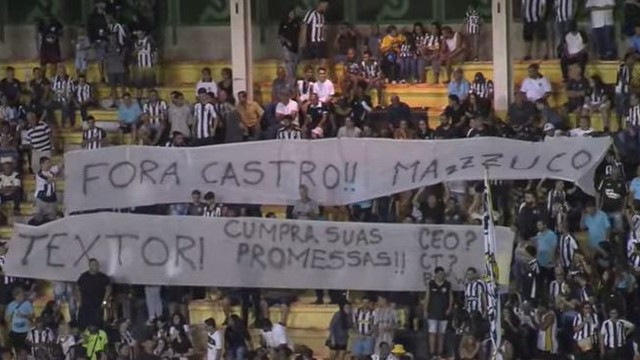 Torcida Botafogo protesta contra Castro, Mazzuco e Textor