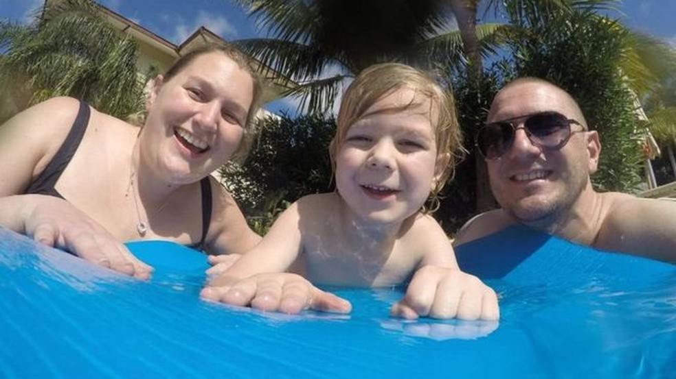 Kat Charles, com seu filho Jacob e o marido, Jason; em 2014, ela foi informada de que teria apenas mais três meses de vida (Foto:  Brain Tumour Charity)