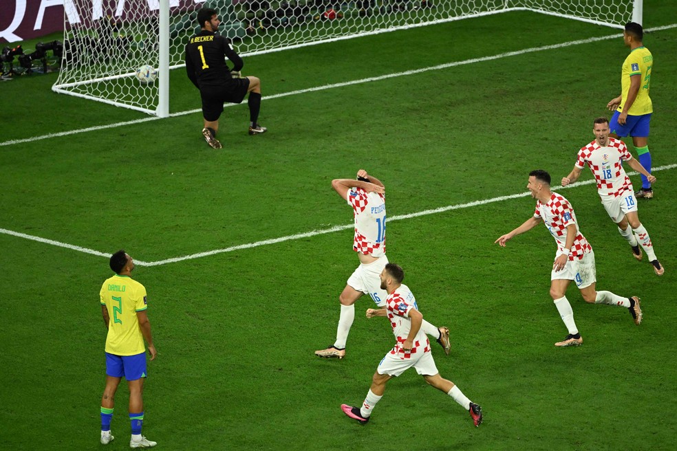 Petkovic puxa a camisa sobre a cabeça para comemorar o gol de empate da Croácia sobre o Brasil: desgastada, seleção brasileira não conseguiu segurar os croatas — Foto: Ina Fassbender/AFP