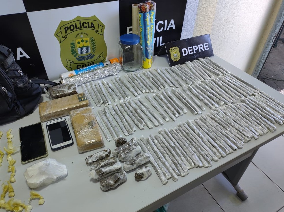 Charutos de maconha apreendidos na casa do dono de lava jato em Teresina — Foto: Ravi Marques/TV Clube