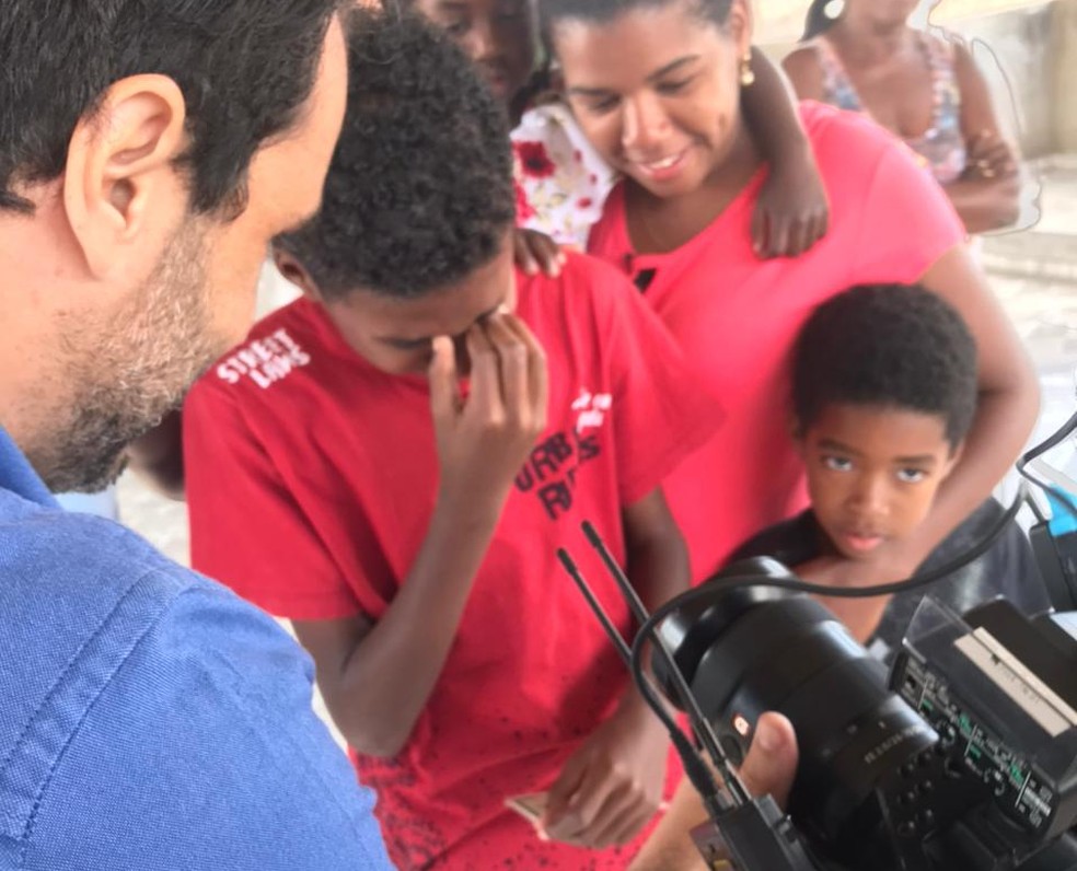 Davi Luiz se emociona ao ver o vídeo enviado pelo xará que joga no Flamengo — Foto: Reprodução