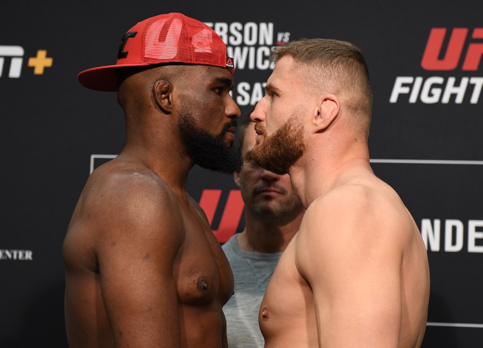 Corey Anderson (esq.) e Jan Blachowicz também tiveram uma encarada tensa na pesagem — Foto: Josh Hedges/Getty Images