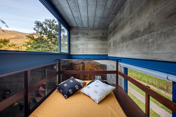Casa de campo com estilo contemporâneo e formato de galpão industrial (Foto: André Nazareth)