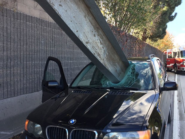 Motorista escapou ileso após uma viga de ferro atravessar para-brisa de BMW (Foto: San Jose Fire Department/AP)