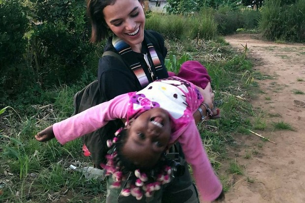 Bruna Marquezine em visita à Angola (Foto: Reprodução/Instagram)