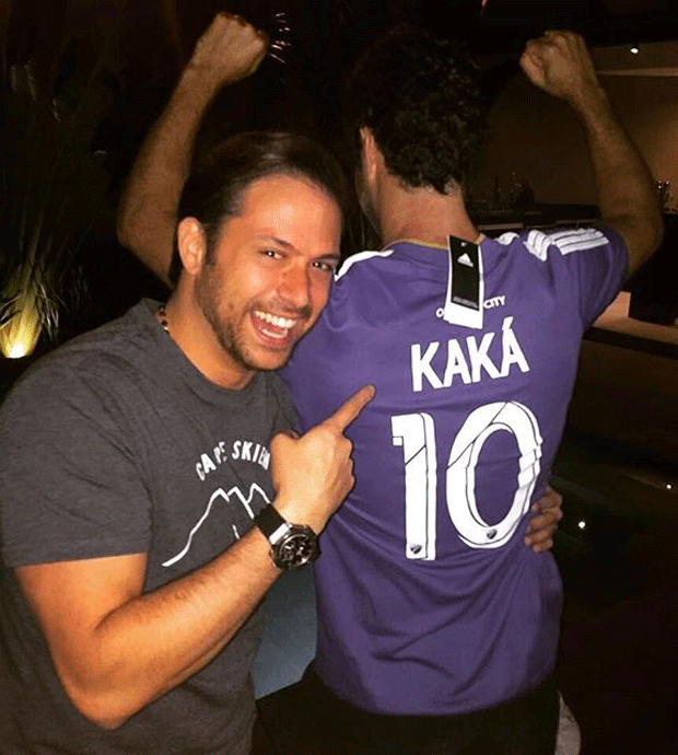 Diego com Eduardo e a camisa que Kaká usa no Orlando City (Foto: Reprodução Instagram)
