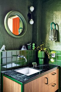 O banheiro, quase todo verde, tem gabinete de freijó desenhado pelo arquiteto, com tampo de mármore e metais da Deca. Projeto do próprio morador, Rogério Gurgel, do escritório Todos Arquitetura.