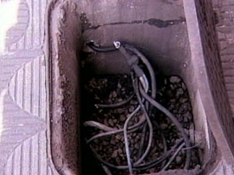 Fios de cobre em instalações subterrâneas são constantemente furtados; imagem de arquivo — Foto: Reprodução TV Integração