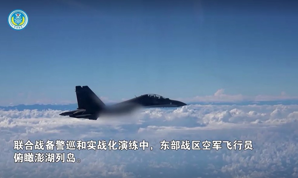 Avião de guerra chinês sobrevoa Taiwan em 15 de agosto de 2022, após visita de senadores à ilha no dia anterior. — Foto: Reprodução/ Governo chinês via Reuters