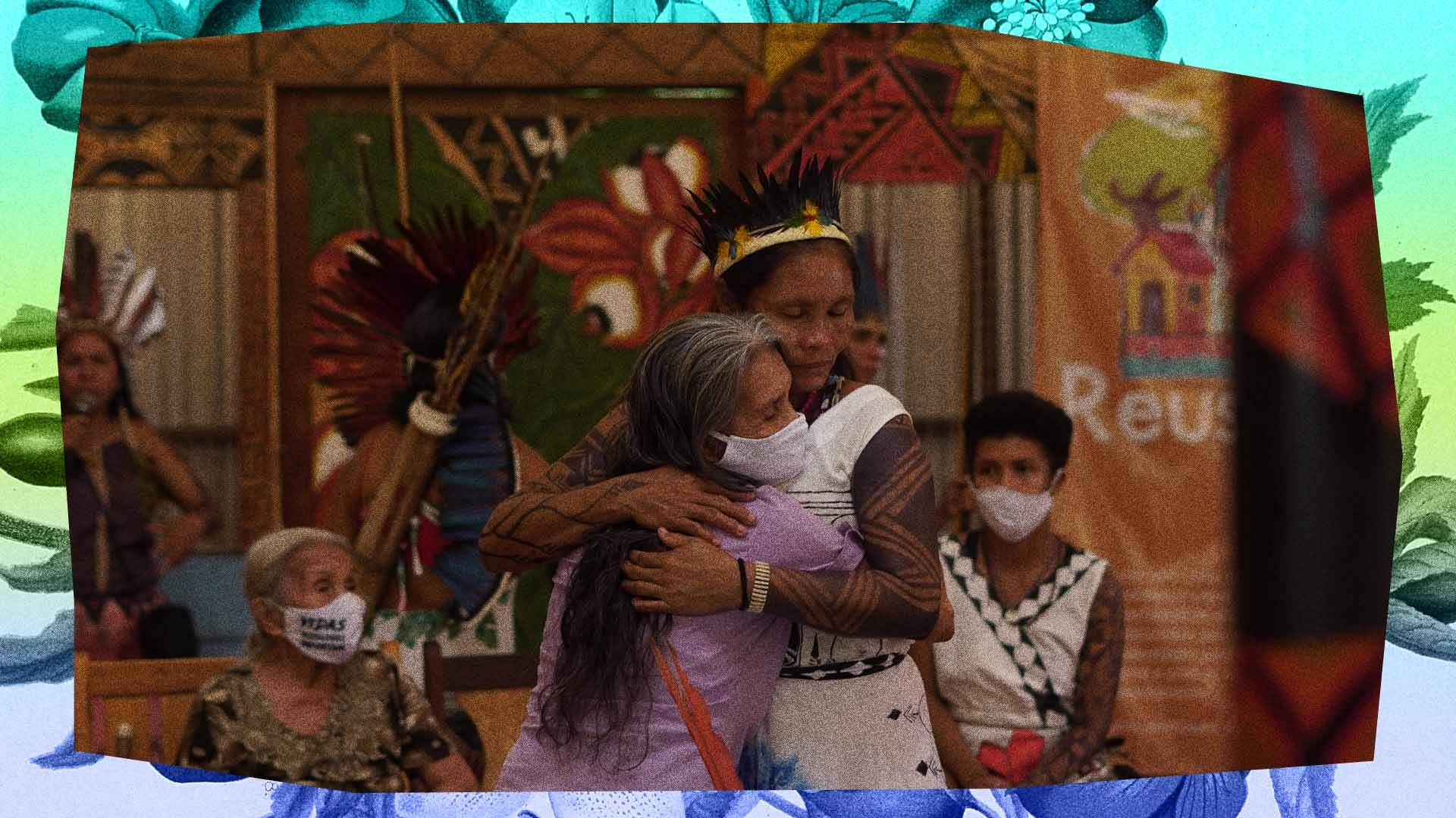 Abraçada à sua mãe Raimunda, Lutana Kokama é cacica geral da comunidade desde 2021 (Foto: Samara Souza)