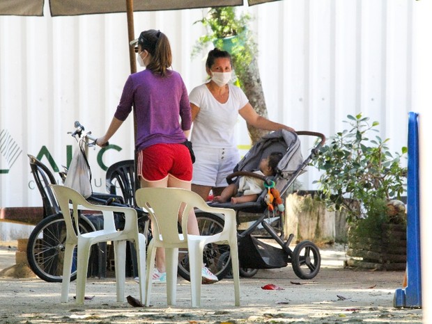 Nathalia Dill em barraquinha de água de côco com a filha,Eva, e a babá (Foto: AgNews)