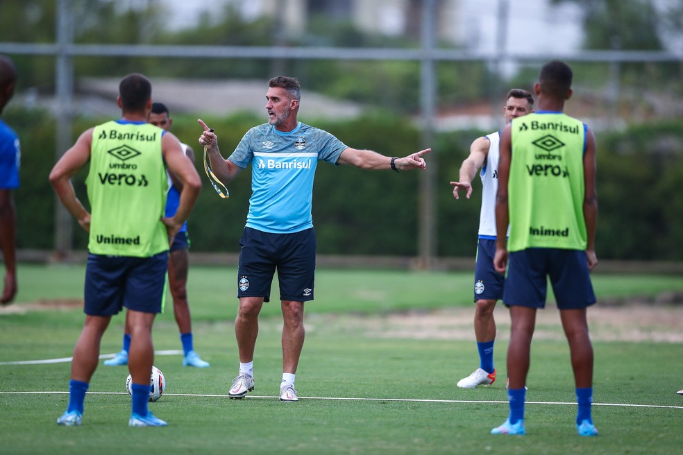 Vagner Mancini orienta equipe durante treinamento — Foto: Lucas Uebel / Grêmio FBPA