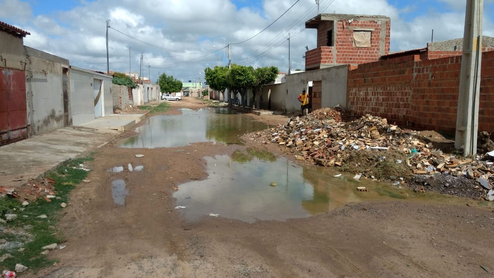 Rua 20 do bairro São Gonçalo acumula água da chuva e gera transtornos aos moradores — Foto: Amanda Franco/ TV Grande Rio 
