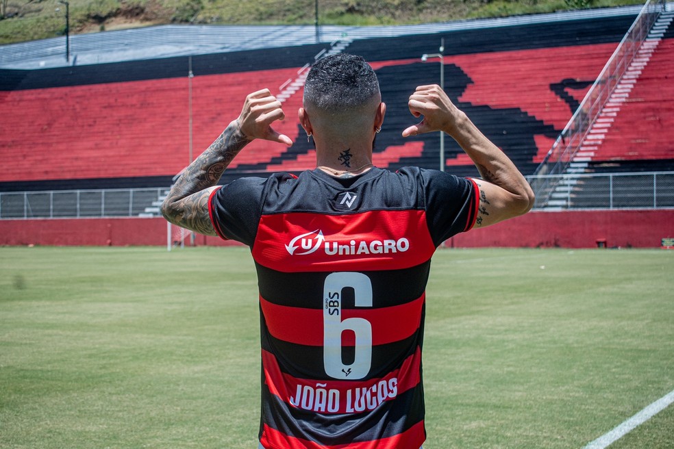 João Lucas é apresentado como jogador do Vitória — Foto: Victor Ferreira / EC Vitória / Divulgação