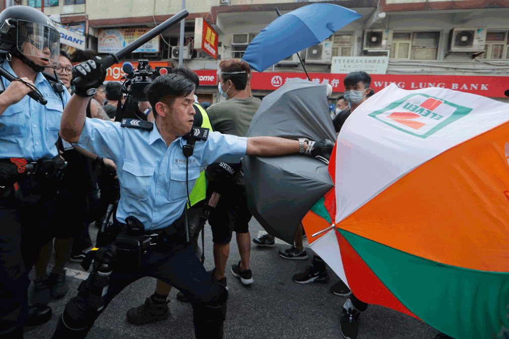 Policiais entraram em conflitos com manifestantes em Hong Kong neste sÃ¡bado (13) â€” Foto: Kin Cheung/AP